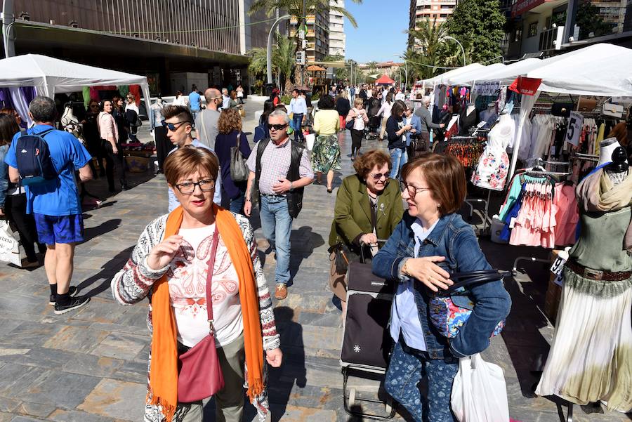 Levanta la persiana el Mercadillo de las Pulgas