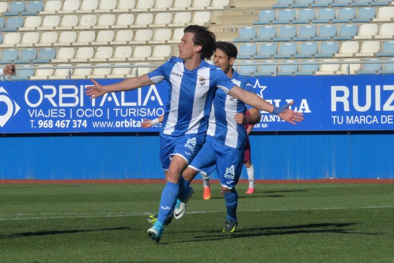 El Jumilla pone el primer puesto interesante (2-2)