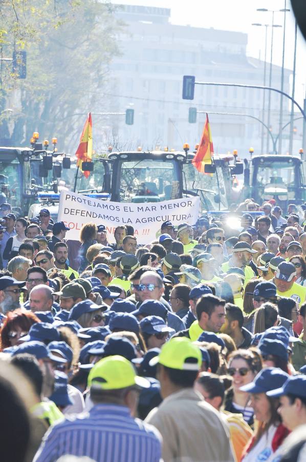 Miles de personas se manifiestan en favor del Mar Menor y la agricultura