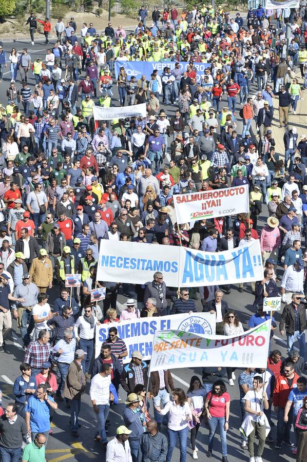 Miles de personas se manifiestan en favor del Mar Menor y la agricultura