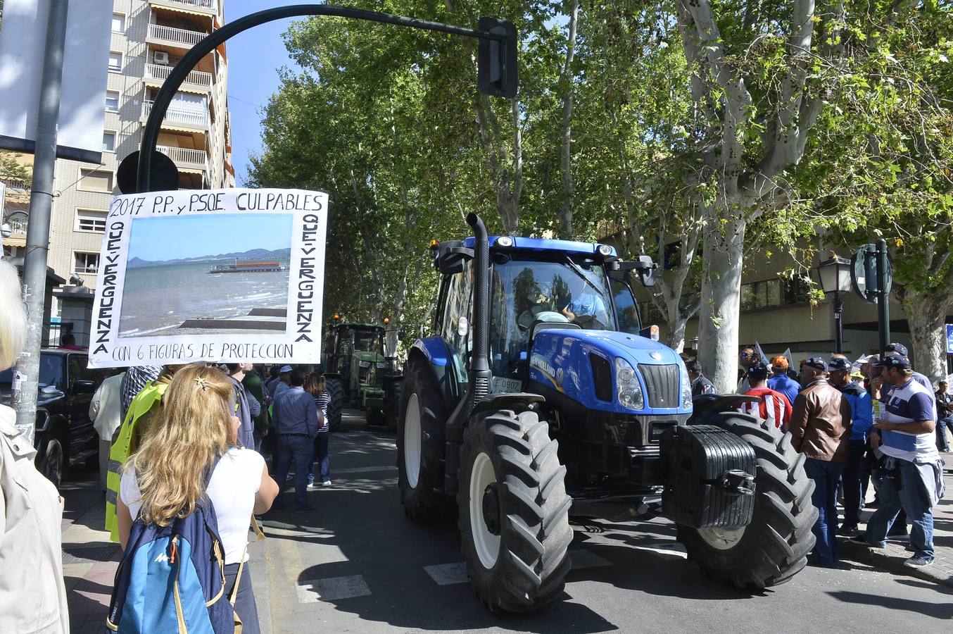 Miles de personas se manifiestan en favor del Mar Menor y la agricultura