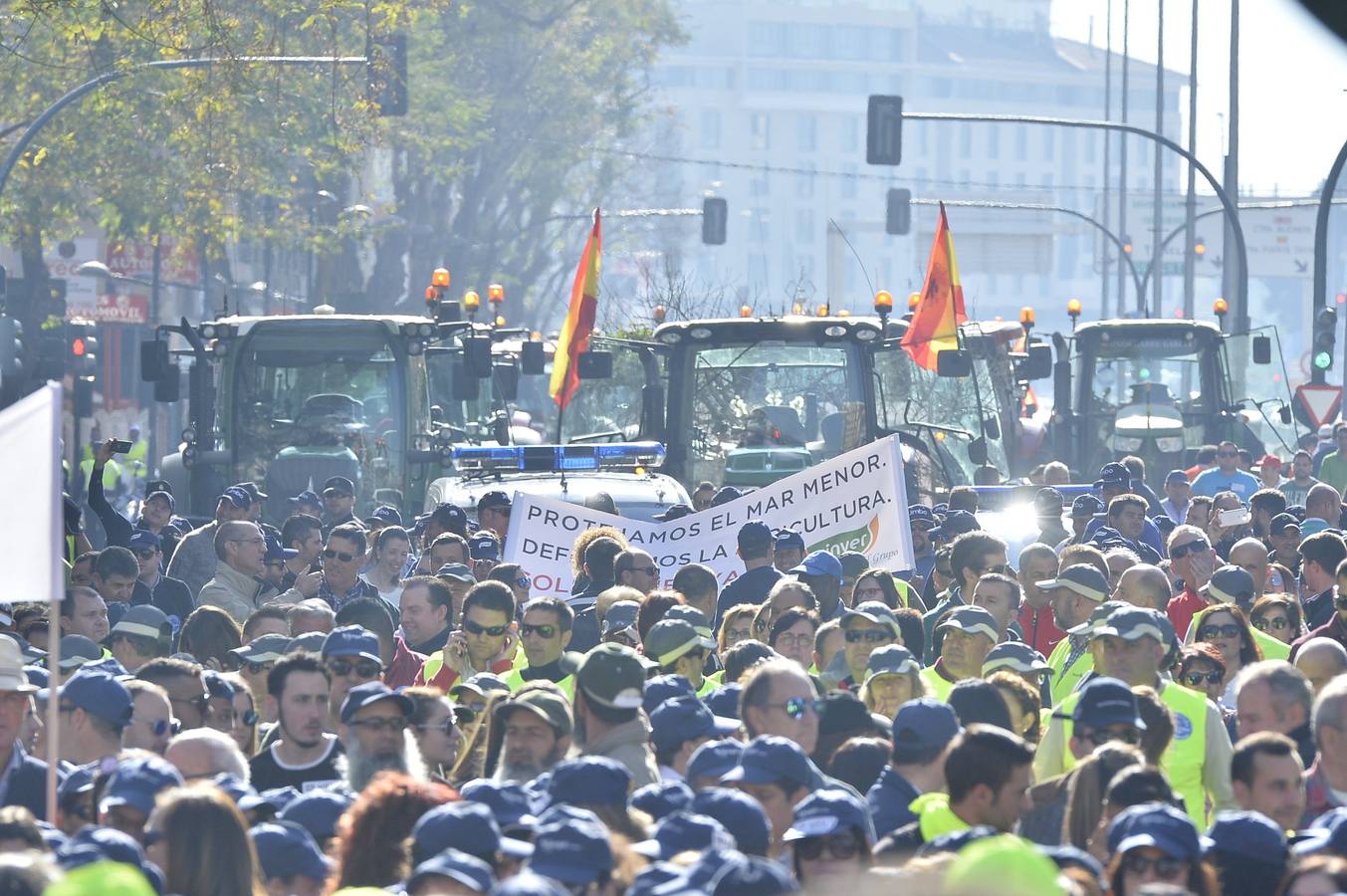 Miles de personas se manifiestan en favor del Mar Menor y la agricultura