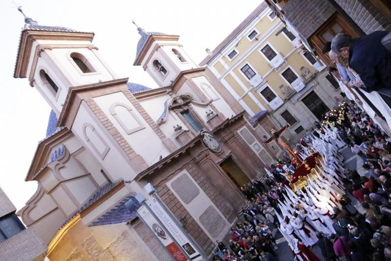 El Cristo de la Salud impone solemnidad en las calles de Murcia