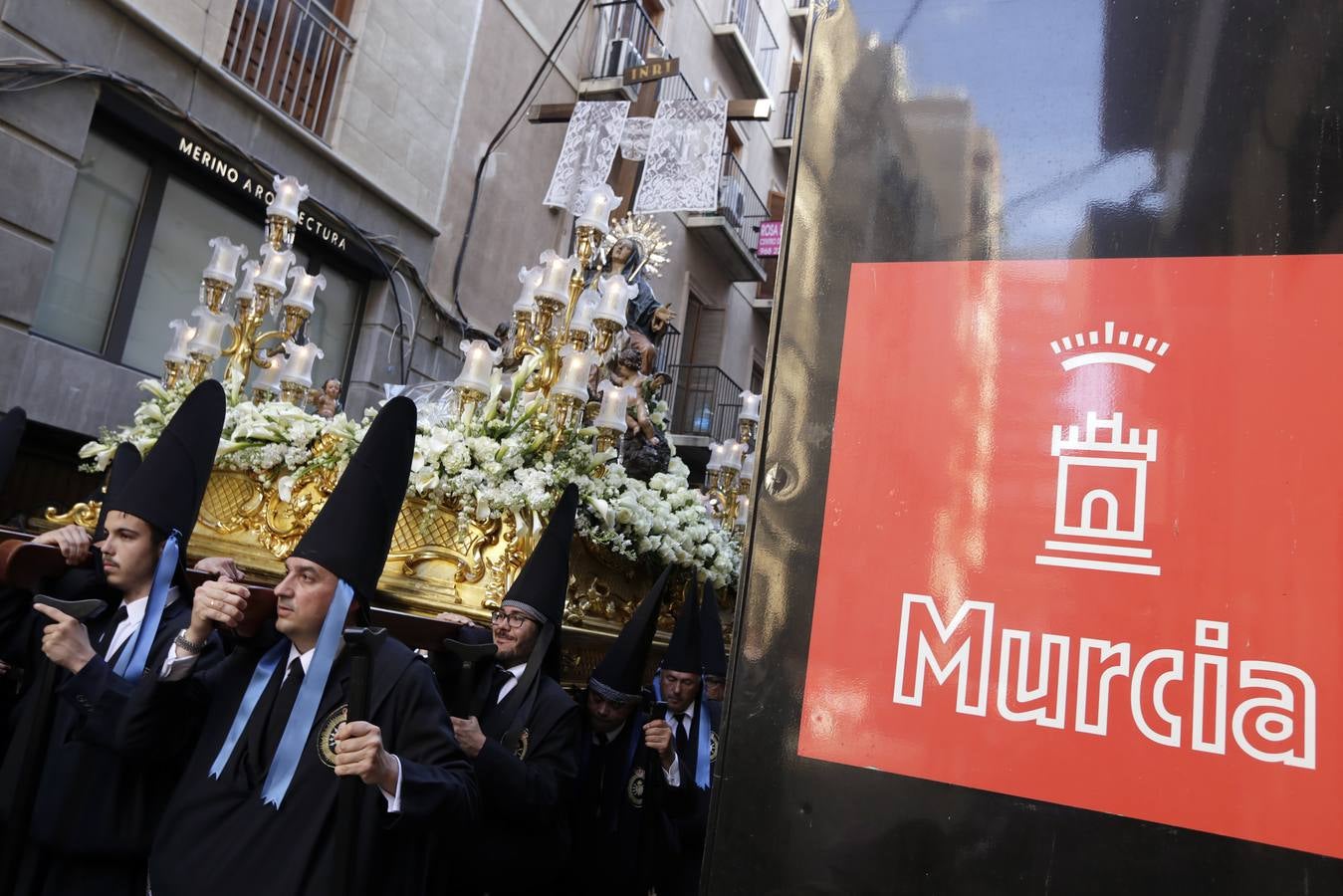 Servitas procesiona en la tarde del Viernes Santo murciano