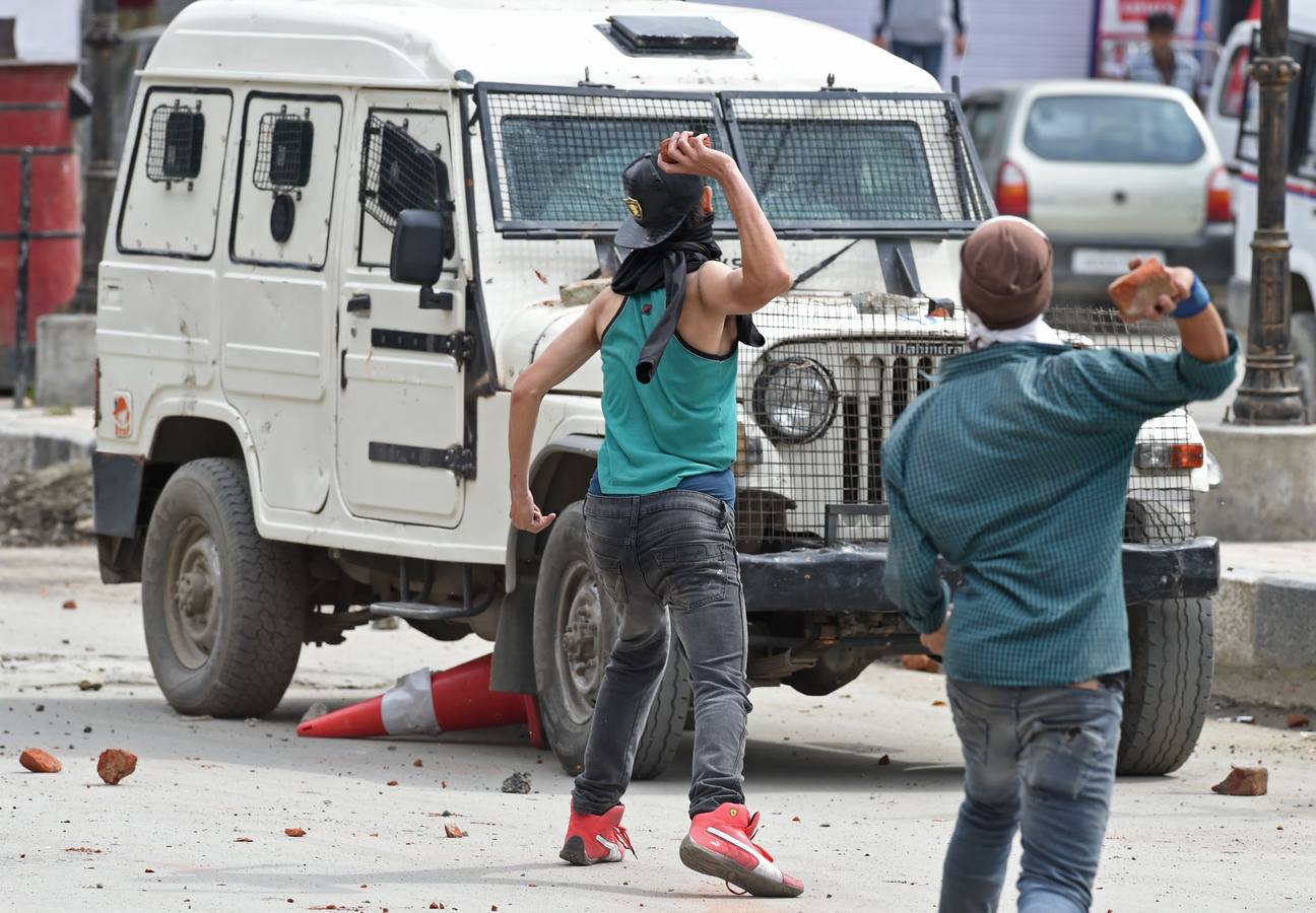 Pedradas contra la represión