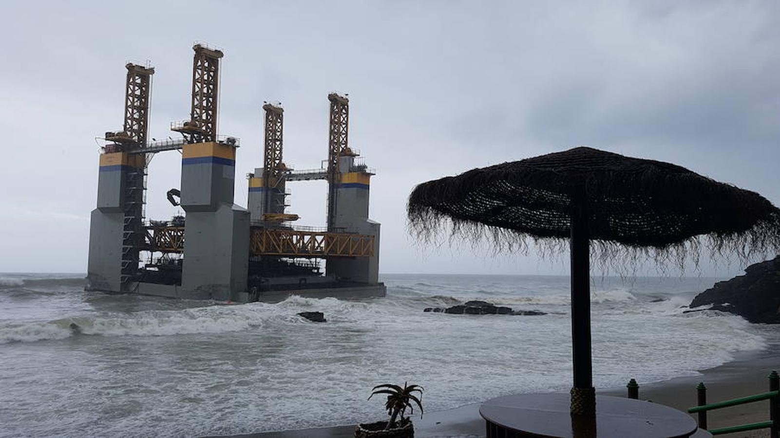 Encalla una plataforma procedente de Cartagena en la costa de Málaga