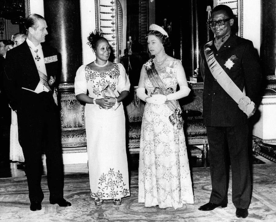 Mobutu Sese Seko y su esposa son recibidos por la reina Isabel II y su marido, Felipe de Edimburgo, en el palacio de Buckingham. en 1973.