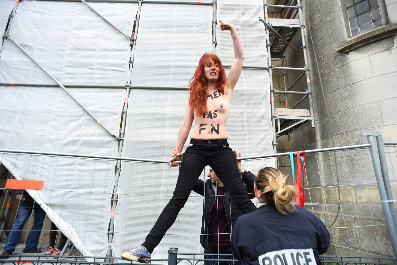 FEMEN vs Marine Le Pen