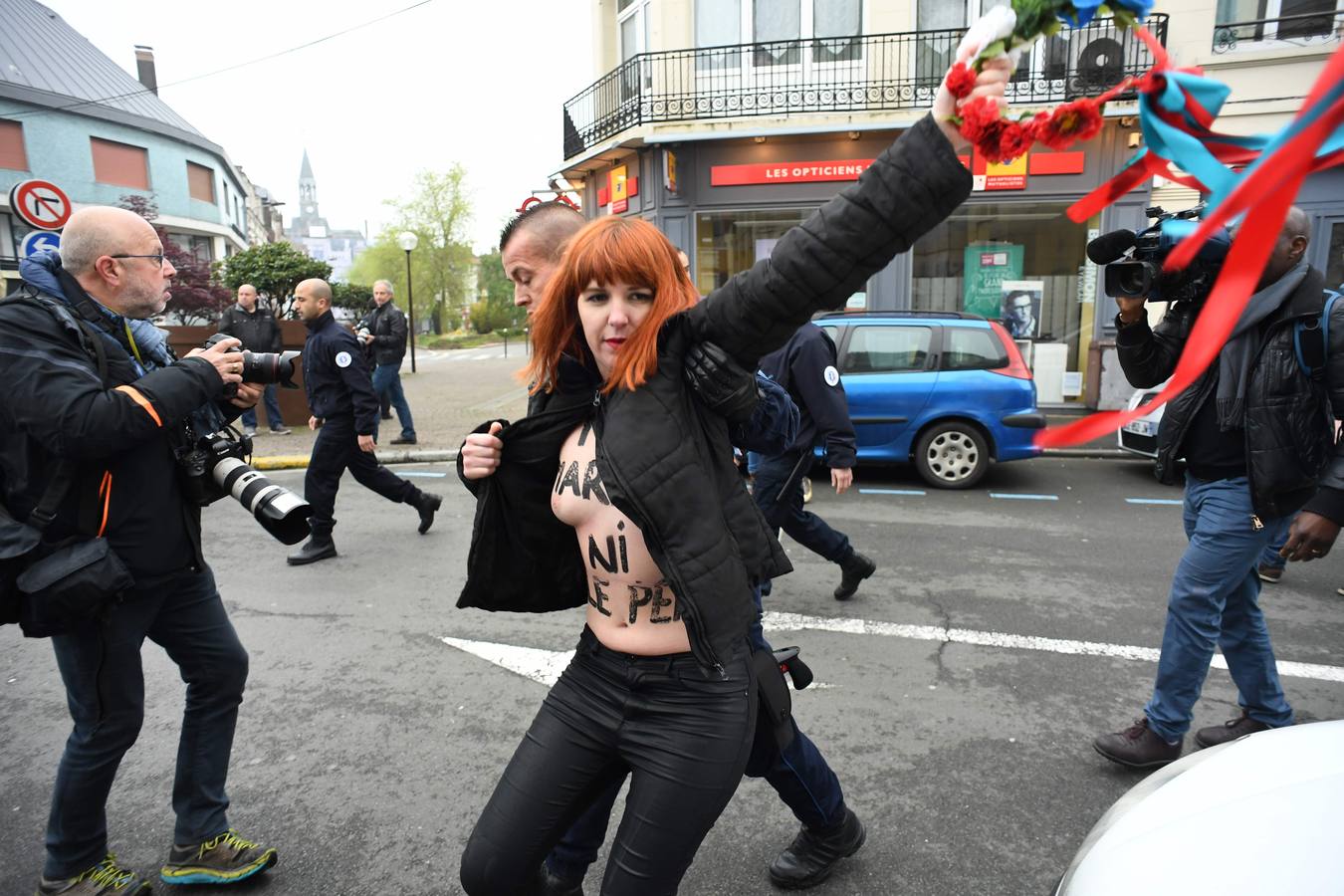 FEMEN vs Marine Le Pen