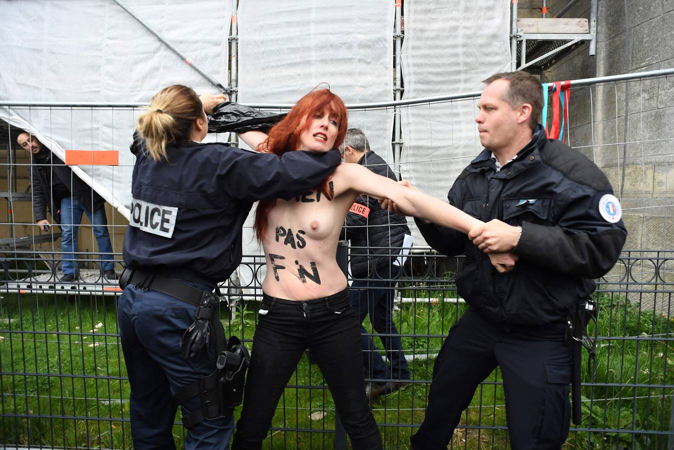 FEMEN vs Marine Le Pen