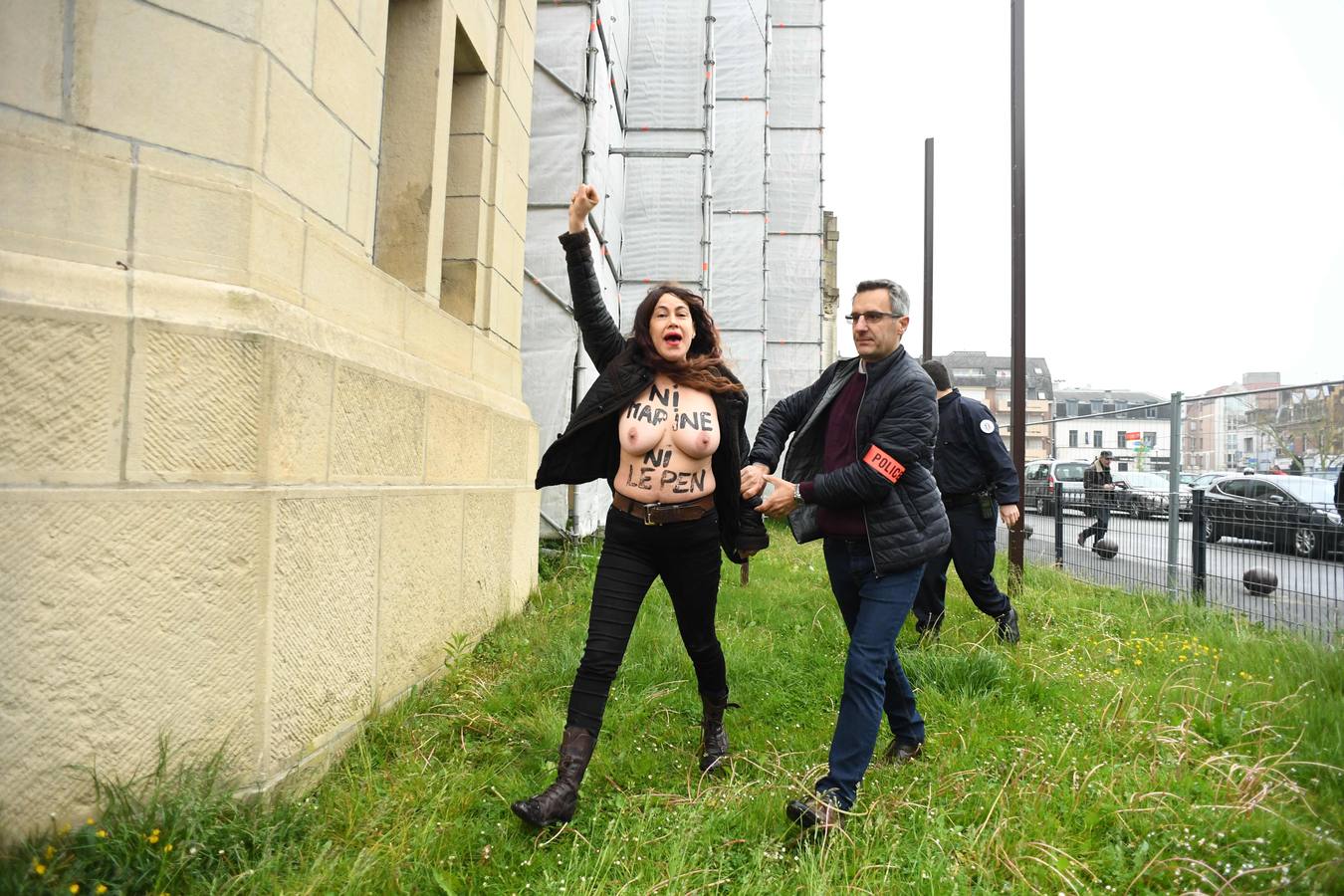 FEMEN vs Marine Le Pen