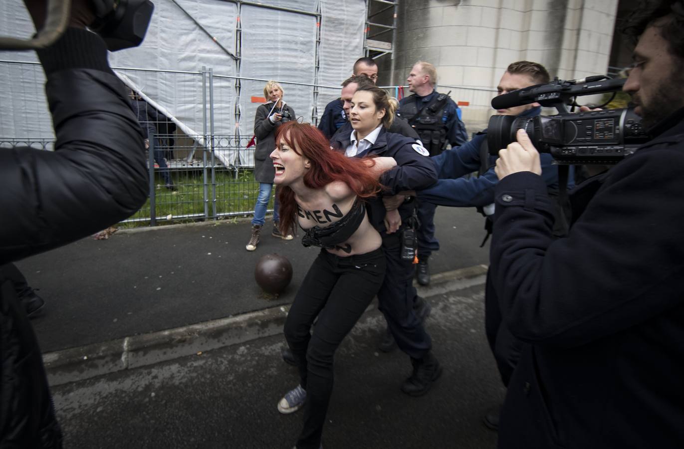 FEMEN vs Marine Le Pen