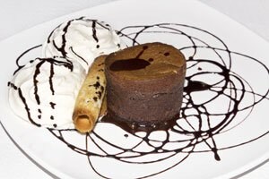 Pastel de chocolate con nata y barquillo