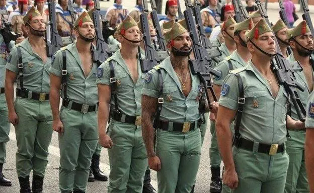 heno alias Crítica Los legionarios y sus uniformes revolucionan el 'Twitter guiri' | La Verdad