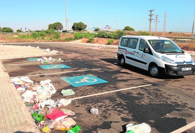 Una furgoneta del servicio de limpieza del Ayuntamiento, junto a montones de residuos depositados en la entrada de Cabo de Palos, el domingo