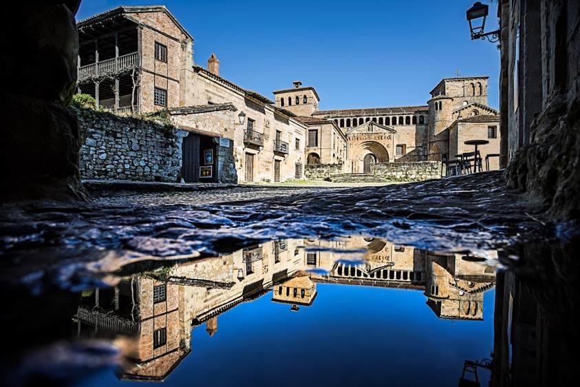 Santillana del Mar, ciudad marítima de colinas de áreas amplias y limpias, resulta idónea para el turismo familiar, ya que ofrece playa, naturaleza y variadas actividades de ocio.