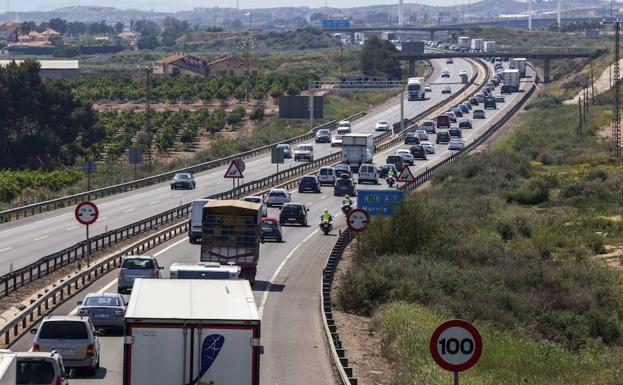 Tráfico en la autovía A-7, a la altura de Orihuela. 