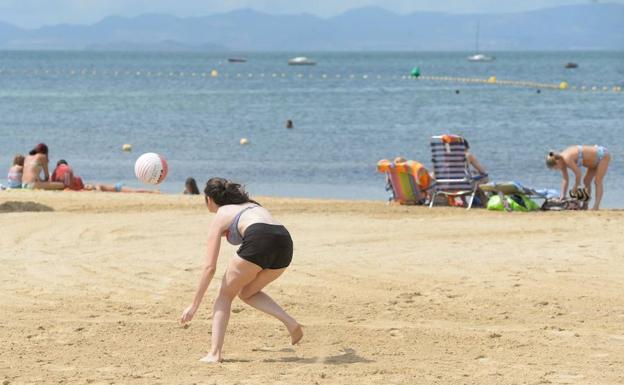 Una joven juega en una playa de San Pedro del Piantar. 