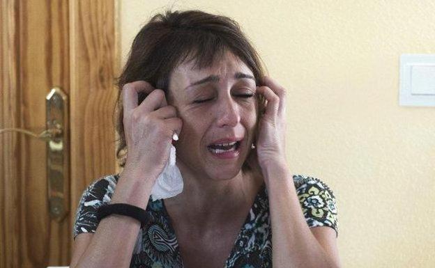 Juana Rivas no puede contener las lágrimas cuando explica su situación en una rueda de prensa. 