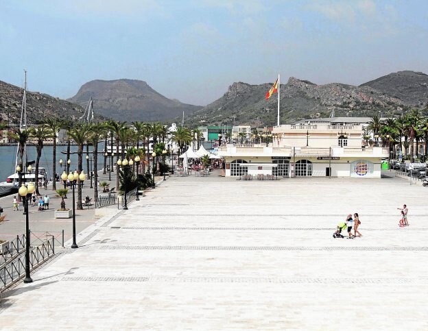 Cinco personas cruzan la explanda del muelle Alfonso XII, ayer por la mañana. 