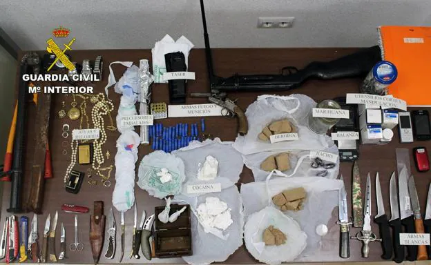 Armas de fuego y blancas, varios tipos de drogas, precursores para cortarla y joyas incautadas al clan desarticulado. 