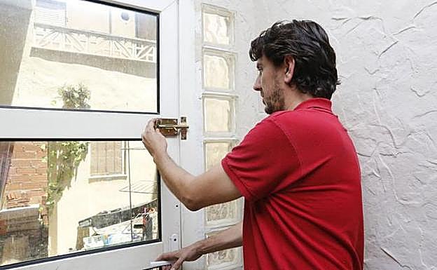 Un vecino asegura la cerradura de su casa en Murcia tras sufrir un robo en una imagen de archivo. 