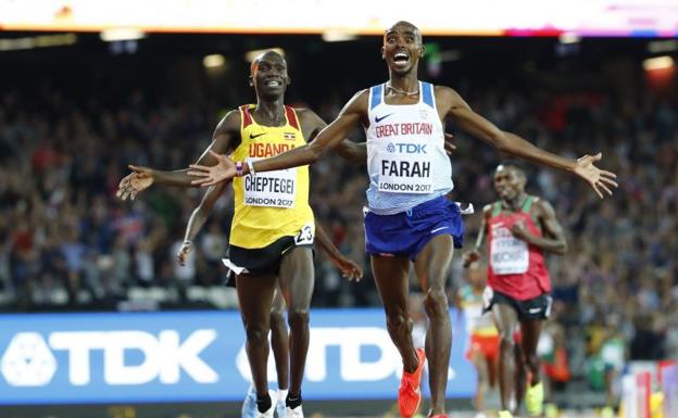 Mo Farah cruza victorioso la meta. 