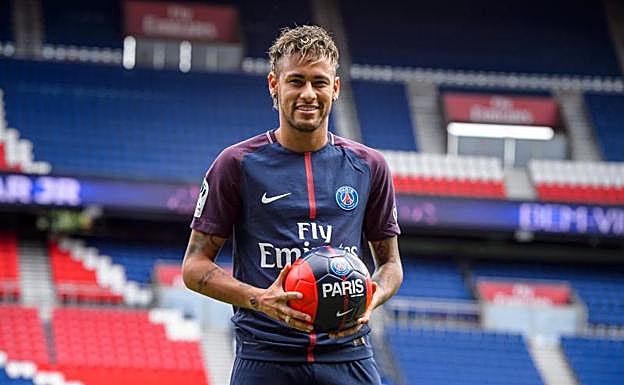 Neymar posa en su nuevo estadio. 