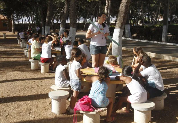 Grupos de niños, ayer en el campamento de Los Urrutias, durante un taller.