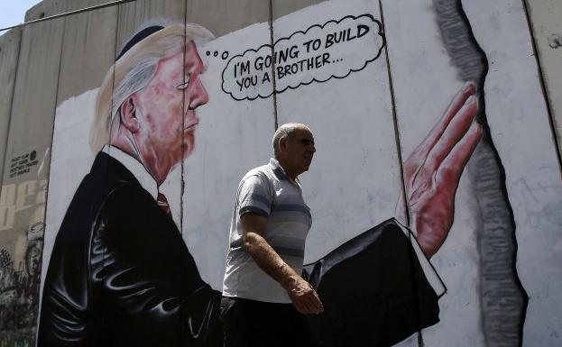 Donald Trump le dice al muro de Cisjordandfia que la va «a construir un hermano».