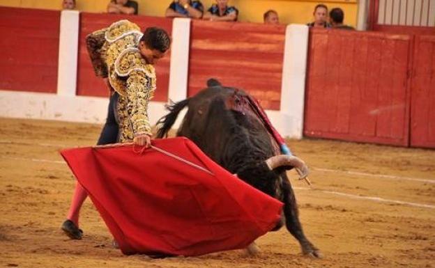 El lorquino Paco Ureña, con la muleta, ayer, en la plaza de toros de Íscar (Valladolid).