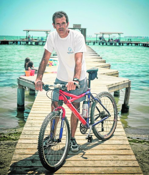Carlos Martínez, con su bicicleta, otra de sus grandes aficiones.