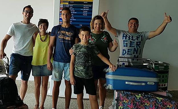 La familia Nicolás Cabrera, antes de conocer la cancelación de su vuelo.
