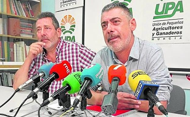 Antonio Moreno y Marcos Alarcón, ayer, en la rueda de prensa de UPA en la que reclamaron más contundencia con Madrid. 