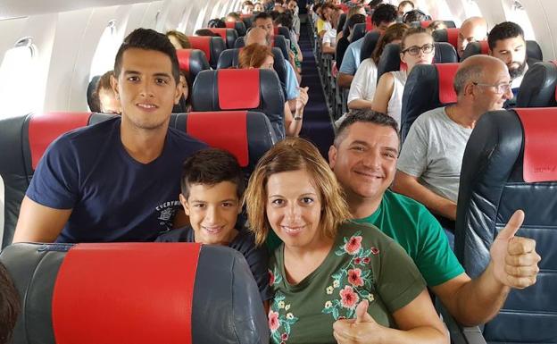 La familia Nicolás Cabrera en el avión de vuelta a casa.