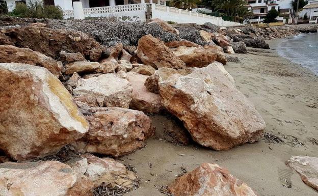 Piedras en la playa de la Cola. 