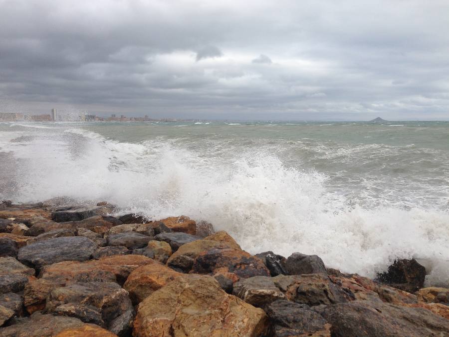 Meteorología desactiva el aviso naranja pero mantiene activa la alerta por lluvias, tormentas y fenómenos costeros.