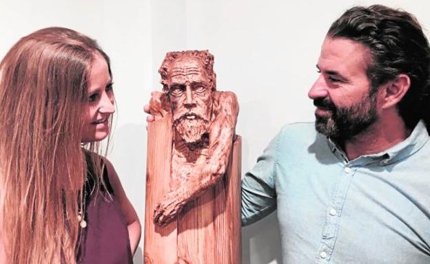 Laura de la Cierva, bisnieta de Juan de la Cierva, con el escultor Antonio Soler y el busto de bronce. 