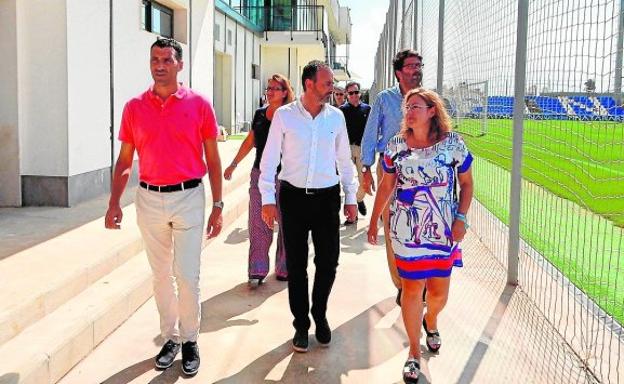 El consejero Javier Celdrán y la alcaldesa Visitación Martínez, ayer, en el Pinatar Arena. 