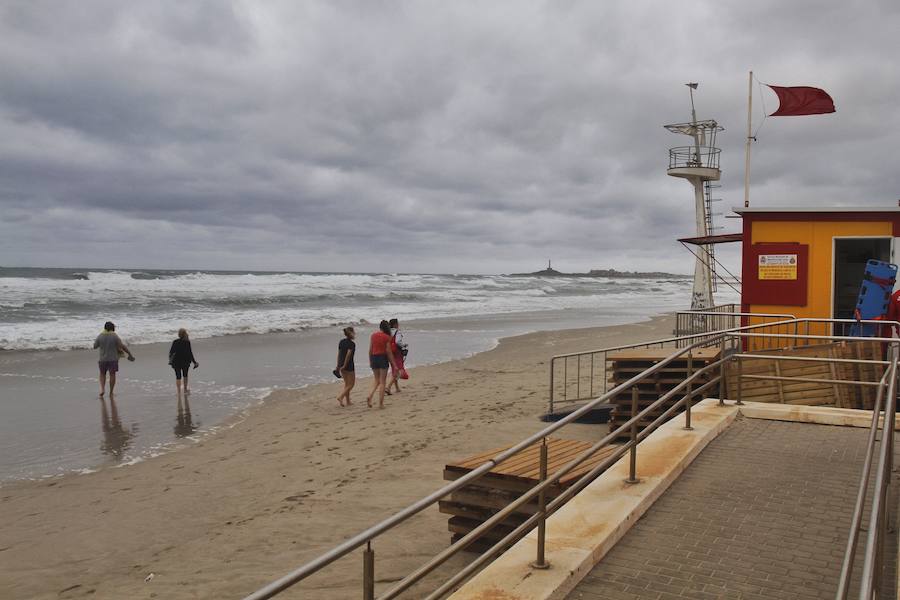 Meteorología desactiva el aviso naranja pero mantiene activa la alerta por lluvias, tormentas y fenómenos costeros.