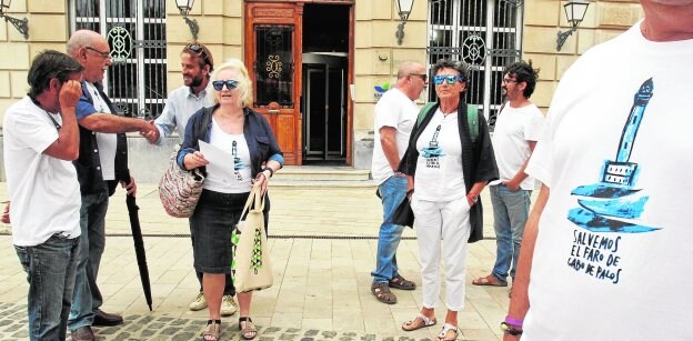 Miembros de la Plataforma Salvemos el Faro de Cabo de Palos, ayer frente a la sede de la Autoridad Portuaria, en la presentación de la protesta.