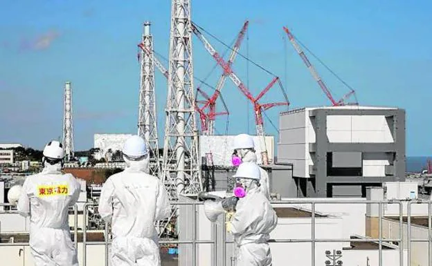 Un grupo de operarios trabaja en el desmontaje de la central nuclear de Fukushima.