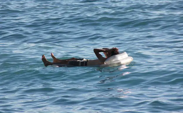 Un joven se duerme sobre una colchoneta en la costa de Ucrania y despierta en Crimea