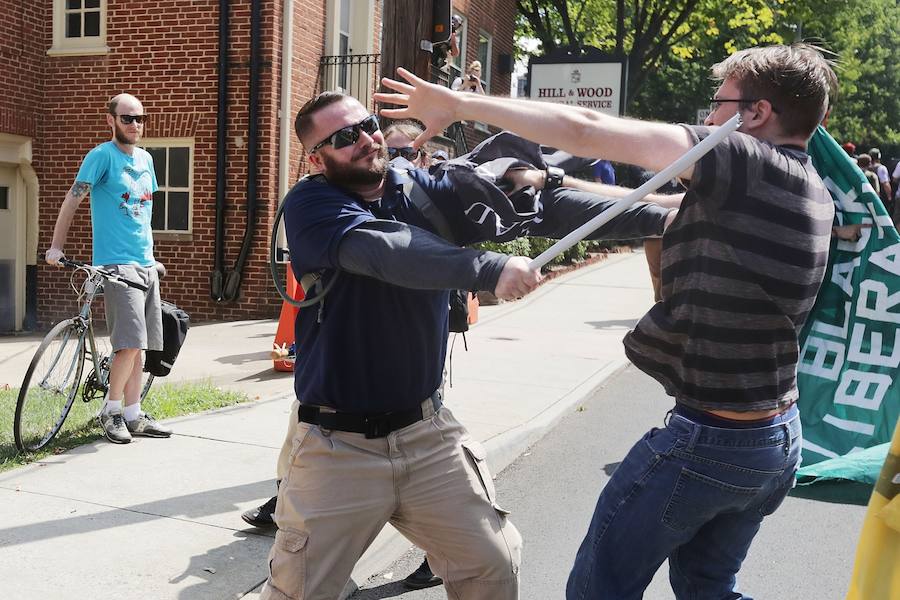 Violentas refriegas se registraron este sábado entre militantes antirracistas y grupúsculos de la extrema derecha estadounidense reunidos en Charlottesville, en Virginia, obligando al gobernador del Estado a declarar el estado de emergencia y a la policía a prohibir la manifestación.