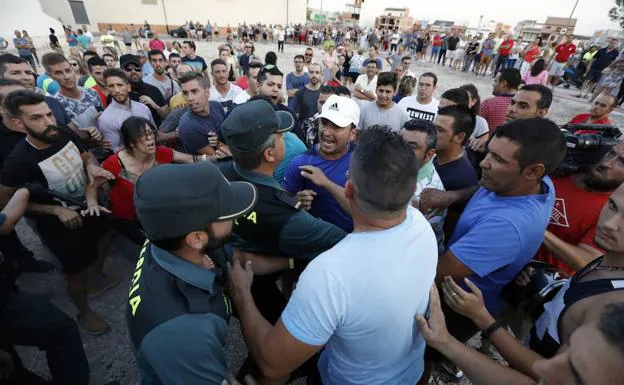 Los agentes tratan de calmar a los vecinos el pasado 27 de julio. 