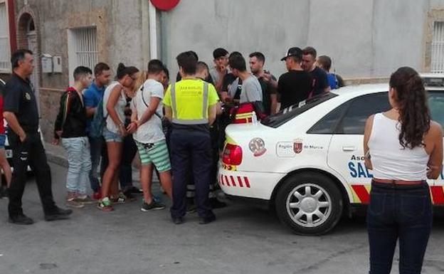 Un equipo de sanitarios atiende al joven agredido. 