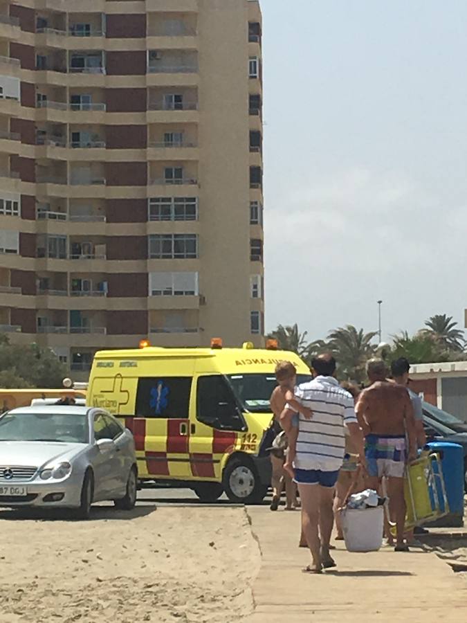 Los bañistas se metieron en el agua a pesar de ondear la bandera roja | Otra persona tuvo que ser rescatada en la playa del Galúa tras no hacer caso a la prohibición de bañarse