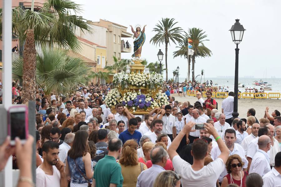 Vecinos y veraneantes se vuelcan con las procesiones marítimas en Los Alcázares, Los Nietos y Cabo de Palos.