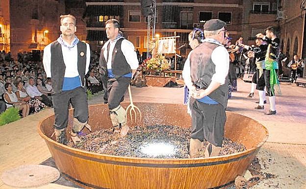 Cientos de vecinos asistieron anoche al proceso de elaboración del primer mosto del año en Jumilla. 
