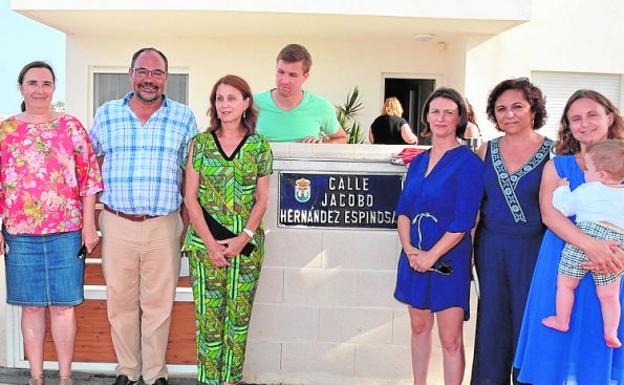 Familiares y amigos de Hernández Espinosa, en el acto.